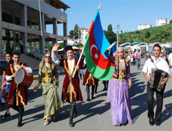 Kortej yürüyüşüyle başlangıç