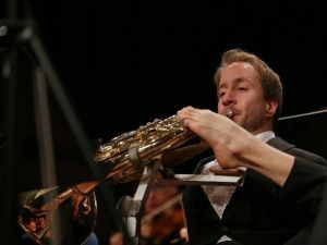 Ayaklarıyla Korno Çalan Engelli Alman Sanatçı İzmir’de Konser Verdi