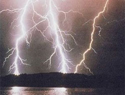 İneklerin Üzerine Yıldırım Düştü