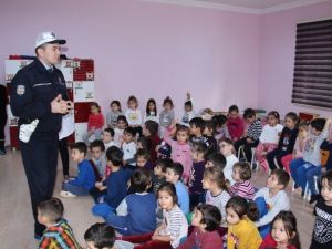 Minik Kardeşlerine Trafik Kurallarını Uygulamalı Öğrettiler