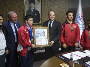 Bakan Çağatay Kılıç Down Sendromlu Şampiyon Sporcularla Bir Araya Geldi
