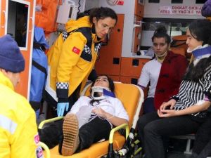 Öğrenci Servisi Otomobil İle Çarpıştı: 9 Yaralı