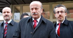 Bekaroğlu'ndan Topbaş'a suç duyurusu