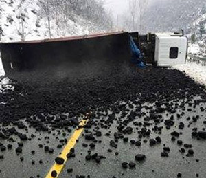 Borçka'da kömür yüklü kamyon devrildi: 1 yaralı
