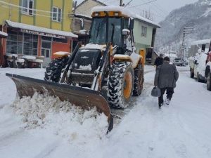 Giresun’da Kar 40 Köy Yolunu Ulaşıma Kapattı