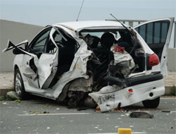 Minibüs Otomobille Çarpıştı