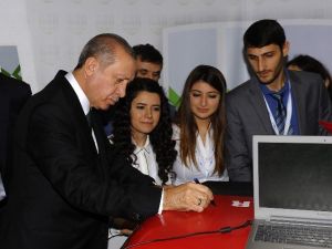 Cumhurbaşkanı Erdoğan Otomobile İmza Attı