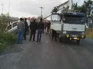 Dereye Uçan Otomobil Çekici İle Kurtarıldı