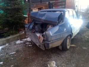 Taşköprü’de Kamyon Otomobile Çarptı: 2 Yaralı