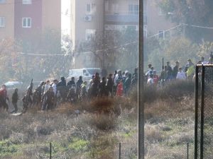 Rakip Taraftara Kızıp Arabaları Parçaladılar