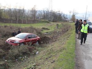 Samsun’da Otomobil Şarampole Yuvarlandı