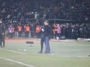 Sahada Üşüyen Pereira, Çay İçerek Isındı