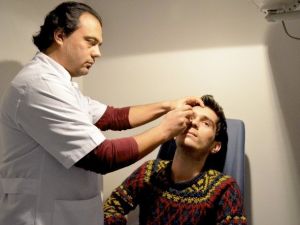 Göz Hastalıkları Uzmanı Yağız: "Göz Damlasının Yanlış Kullanımı Kör Ediyor"