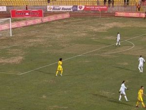 İnönü Stadı’nın Bozuk Zemini Maçın Önüne Geçti