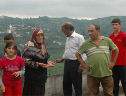 Başka Evimiz Yok Mecburuz Burada Kalmaya