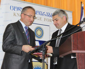 Gori Üniversitesi’nden RTEÜ’lü Öğretim Üyesi Çimke’ye Madalya