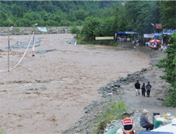 Yağış Ayder Yolunu Kapattı