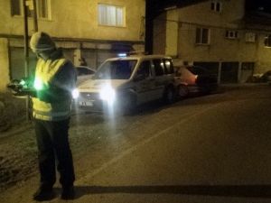 Virajı Alamadı, Takla Atarak Evin Bahçesine Uçtu: 4 Yaralı
