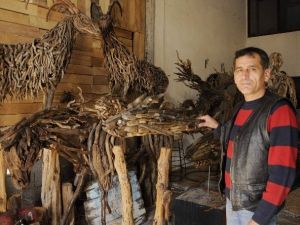 Sel Ve Dere Sularının Sürüklediği Ağaç Dalları Sanata Dönüşüyor