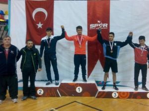 Genç Güreşçiler Okulları Adına Güreştiler