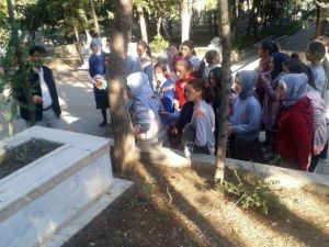 Öğrencilere Mezarlıkta Ahiret Bilinci Eğitimi