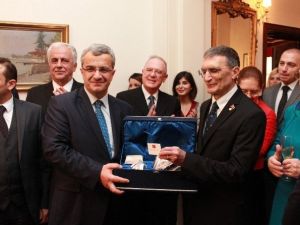 Cumhurbaşkanı Erdoğan’ın Hediyesi Aziz Sancar’a Verildi