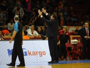 Ergin Ataman İle Taraftarlar Arasında Gerginlik