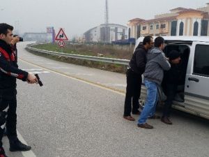 Düzce’de Polis Yola Kapan Atarak Soyguncuların Aracını Durdurdu
