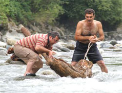 Rize'de Kışlık Odun Derelerden Sağlanıyor