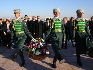 Cumhurbaşkanı Erdoğan, Türkmenistan’da Tarafsızlık Anıtına Çelenk Koydu