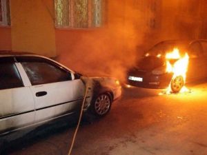 Çorum’da 2 Otomobil Kundaklandı
