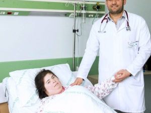 Kalbi Delik Down Sendromlu Hastaya Ameliyatsız Anjiyo Yapıldı