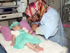 Dört Aylık Bebek ’Doku Yapıştırıcısıyla’ Hayata Tutundu