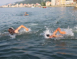 Rize'de Yüzme Yarışması Yapıldı