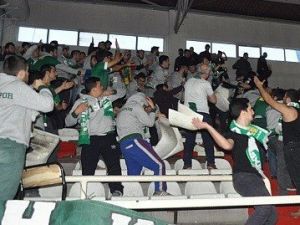 Bayanlar Voleybol Maçında Tribünler Karıştı