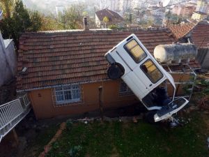 Minibüsüyle Evin Üzerine Uçtu