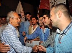 Kılıçdaroğlu'nu pijamalı gençler karşıladı