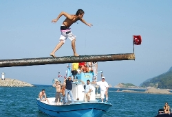Yağlı direkten bayrak alma yarışı