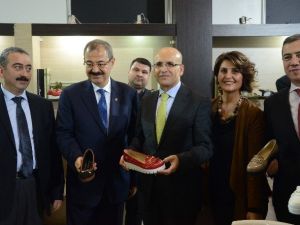 Başbakan Yardımcısı Şimşek, Petrol Fiyatlarını Rusya’nın Etkilediğini Söyledi