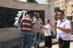 Tehditlerden bunalan kadın valilik önüne çelenk  bırakmak istedi