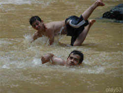 Çamurlu Suda Yüzüyorlar