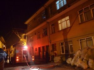 4 Katlı Binada Çıkan Yangın Panik Yaşattı