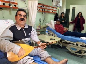 Ağır Hastalara Sazıyla Moral Veriyor