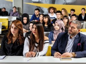 Bu Üniversitenin Başkanı, Danışmanlarını Öğrencilerden Seçiyor