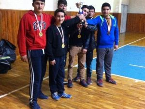 Tosya İmam Hatip Lisesi 6 Öğrencisi Güreşte İl Birincisi Oldu