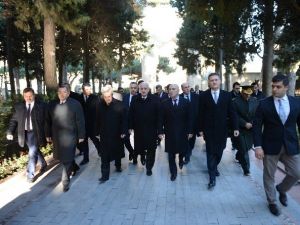 Tbmm Başkanı Kahraman, Bakü’de Türk Şehitliğini Ziyaret Etti