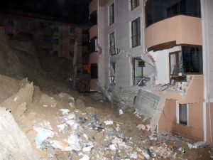 Tonlarca Ağırlığındaki İstinat Duvarı Apartmana Devrildi