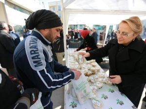 Bolu’da Kandil Nedeniyle Helva Dağıtıldı