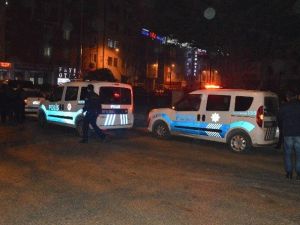 Arkadaşına Kızdı, Yoldan Geçen Aracın Önüne Atladı