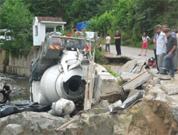 Rize'de Beton Mikseri Devrildi